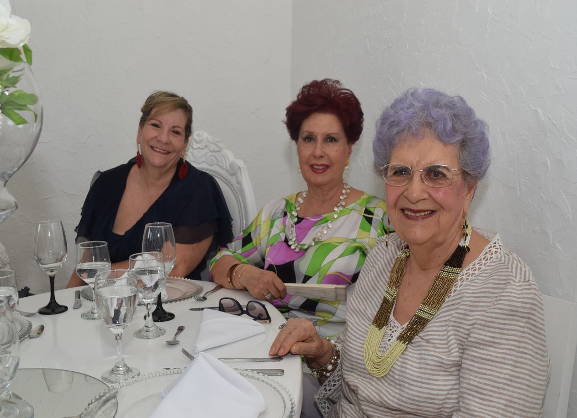 Amigas de Isabelita de Escandón disfrutando